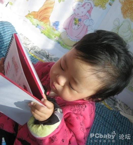 看得也倍兒認(rèn)真了，菲兒這是臺(tái)歷不是吃的，不用這么認(rèn)真