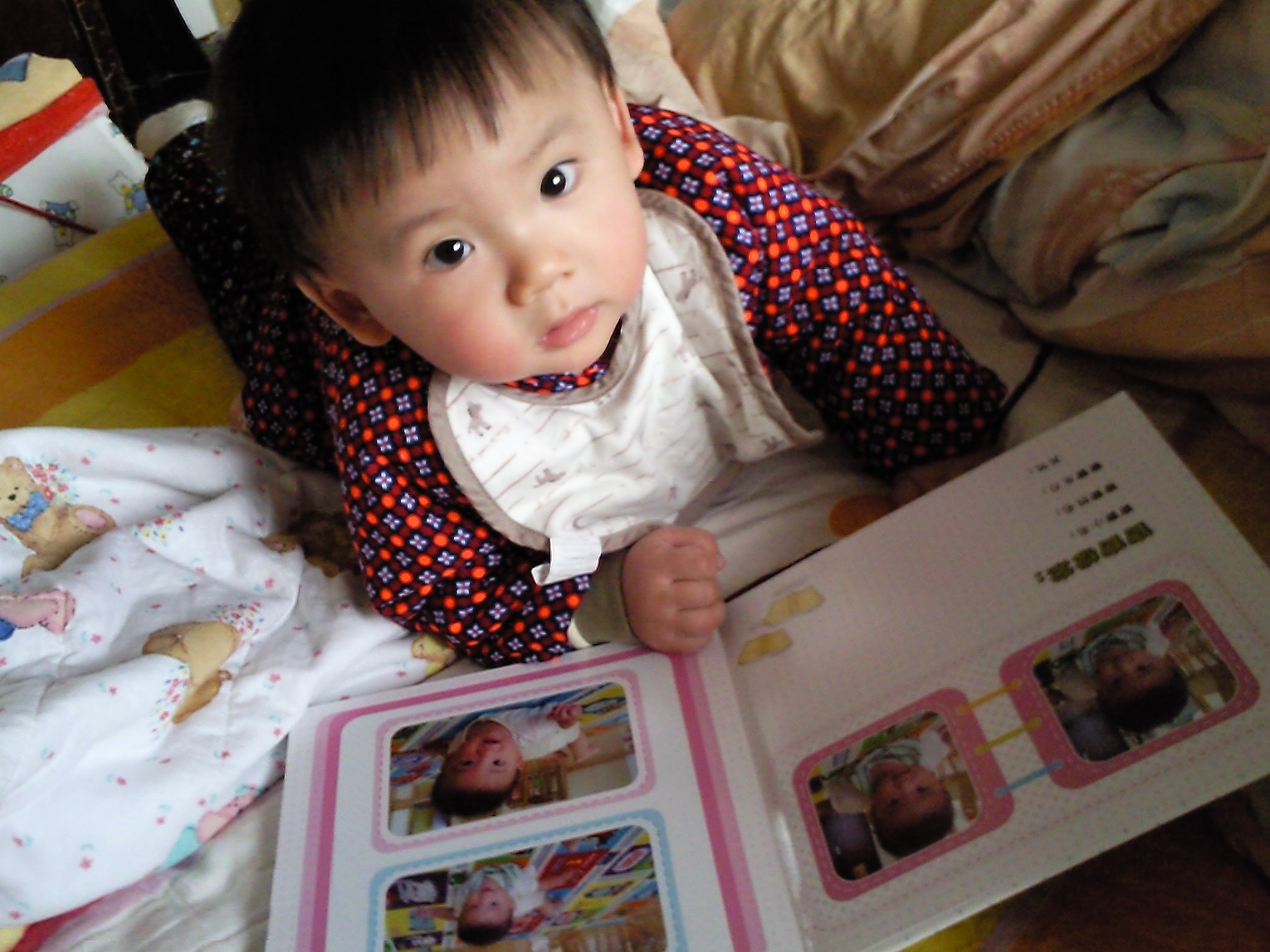 兒子你看什么呢，媽咪給你做了好東西，你要看的是照片書