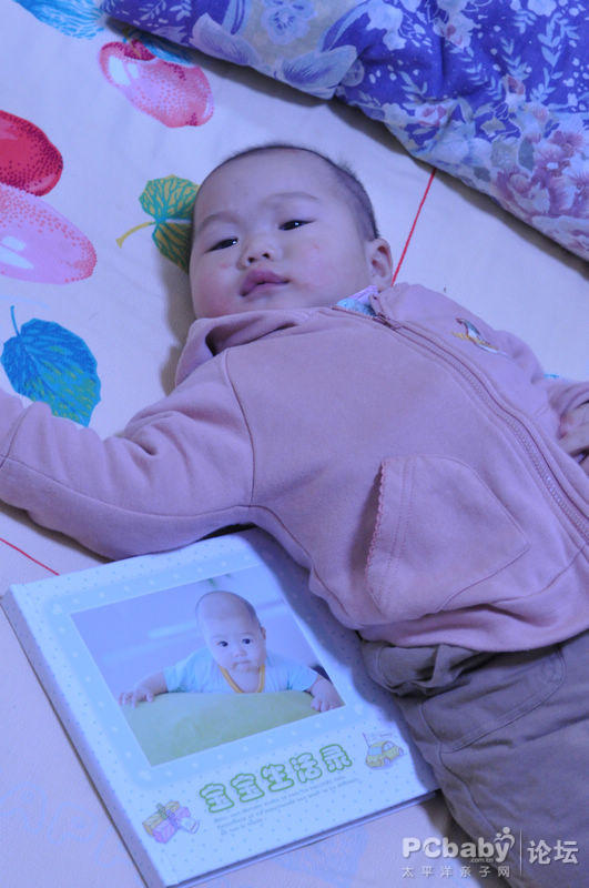看看兒子和照片書的合照吧，這下你們就知道相冊有多大了